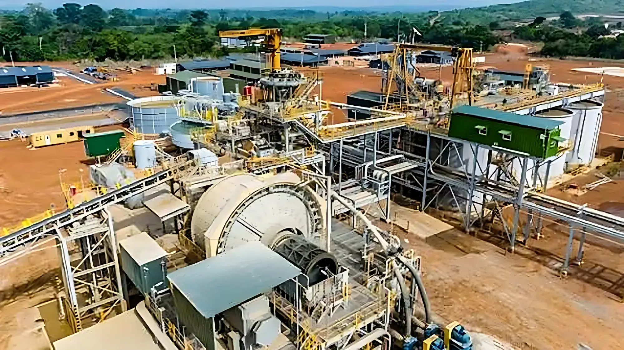 Mineral processing plant with grinding mills